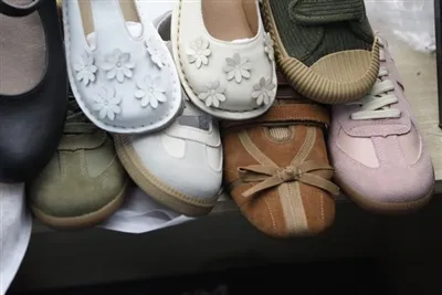 Razumevanje razlike med čevlji s hladnim cementom in čevlji z vbrizgavanjem